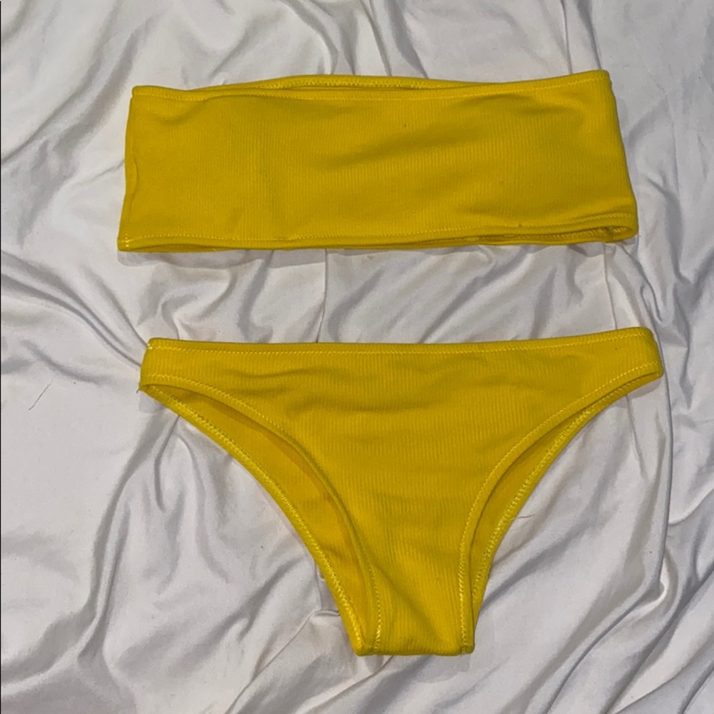 Yellow strapless bikini